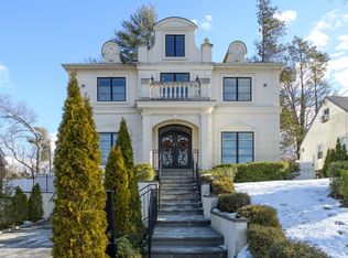 37 Devon Rd, Great Neck, NY 11023