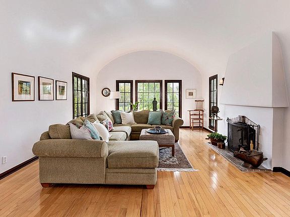 5th image of 851 Masselin Ave