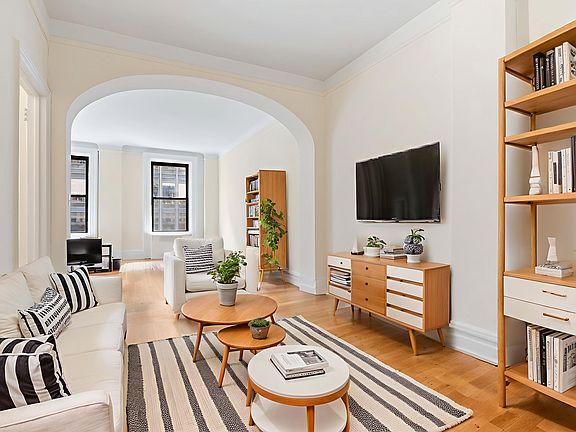 4th image of 205 W 54th St APT 10D