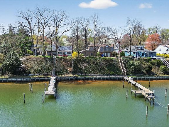 3rd image of 852 Riverside Dr