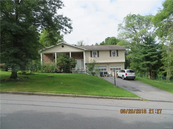 2 Roanoke Dr, Monroe, NY 10950