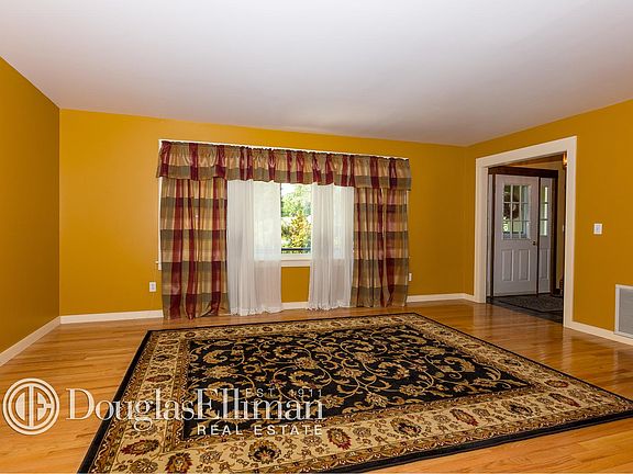 4th image of 325 Fawn Ln