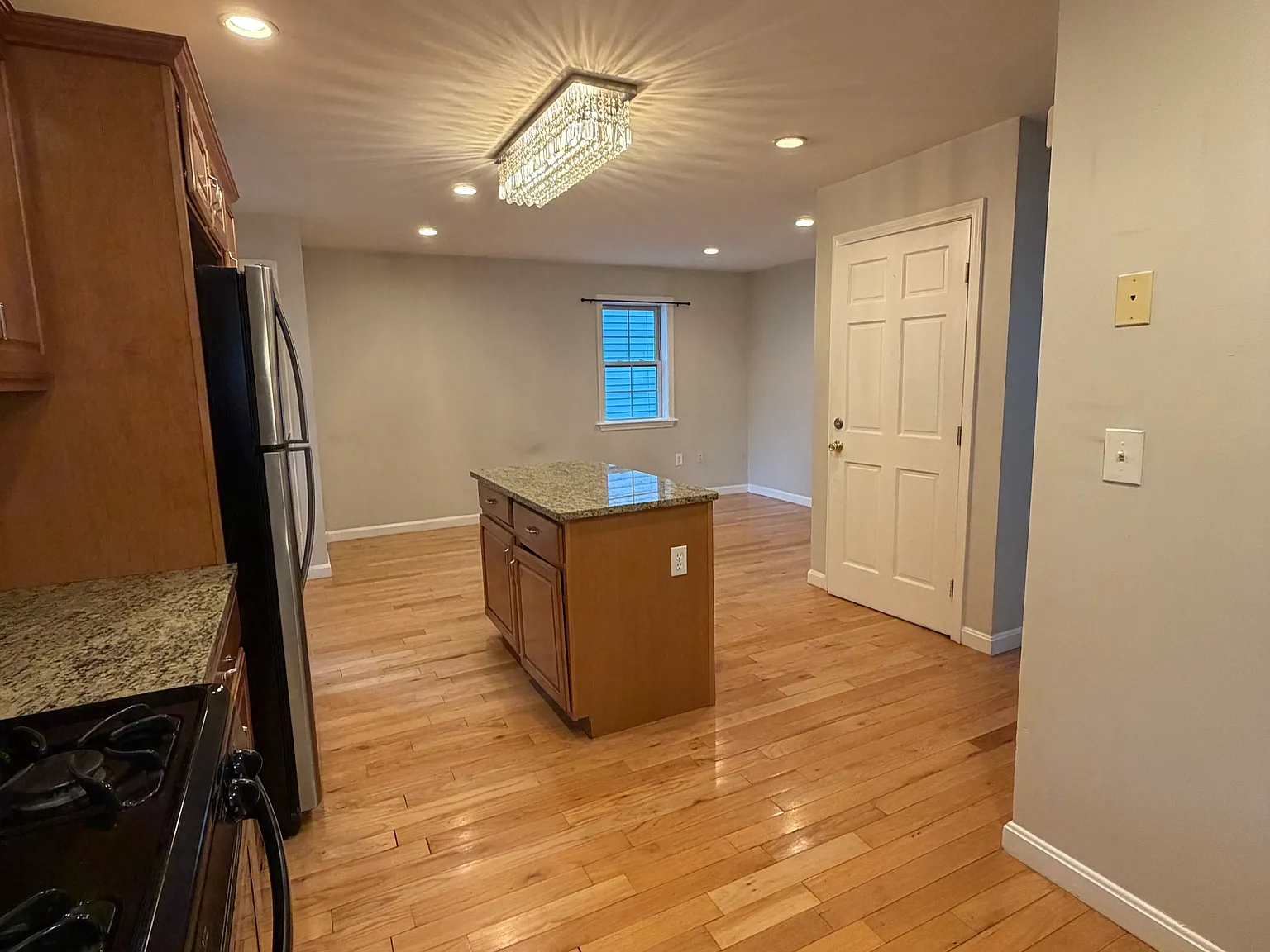 2 bed, 950 sqft, $2,200 — Photo 3