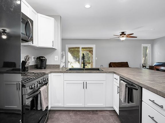 4th image of 1429 Sandwich Dr