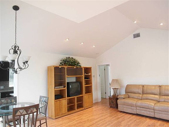 5th image of 4261 Moore St