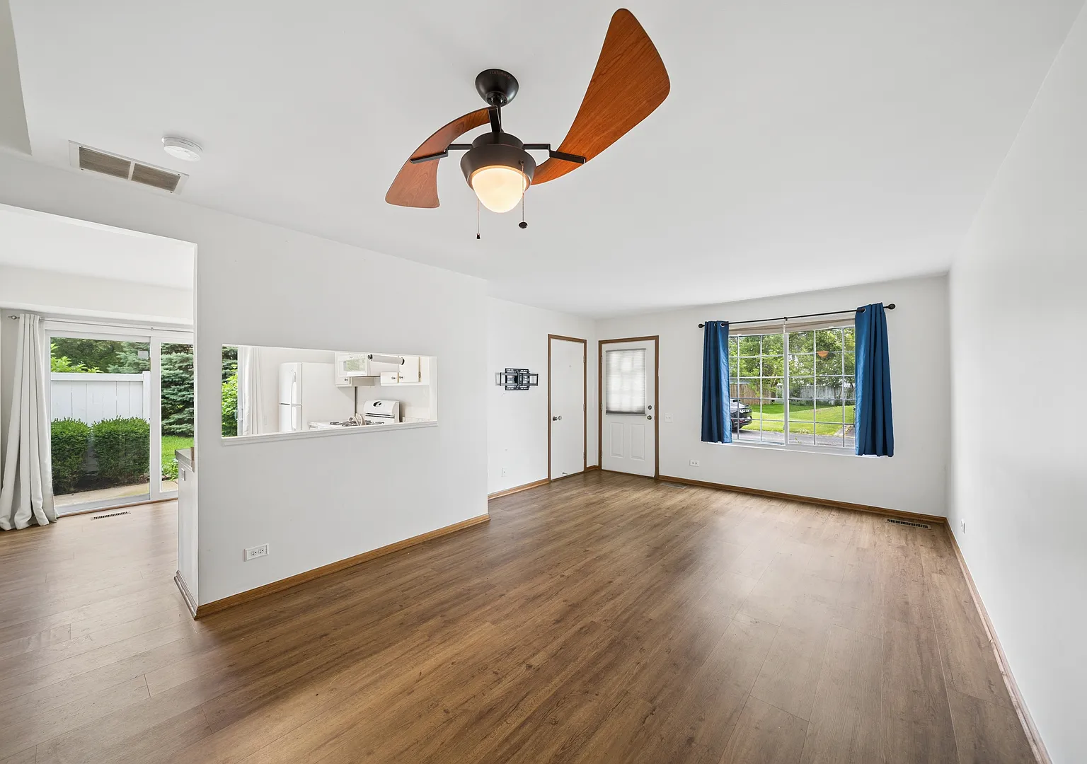 2 bed, 1.5 bath, 1052 sqft, $2,300 — Photo 3