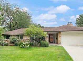 24 Meisinger Ln, Naperville, IL 60540