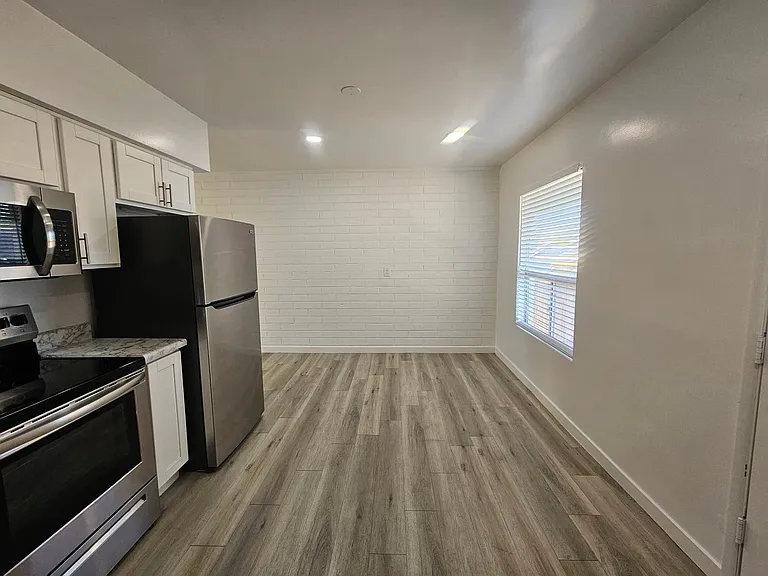 Town & Country Apartments — Photo 12