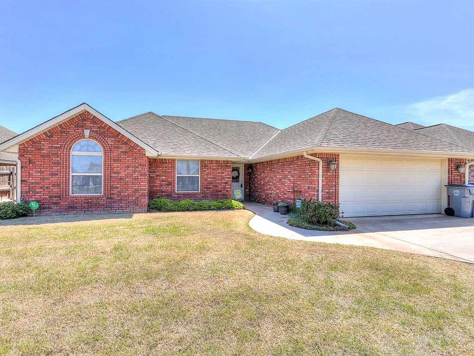 2nd image of 3605 NE Fieldcrest Dr