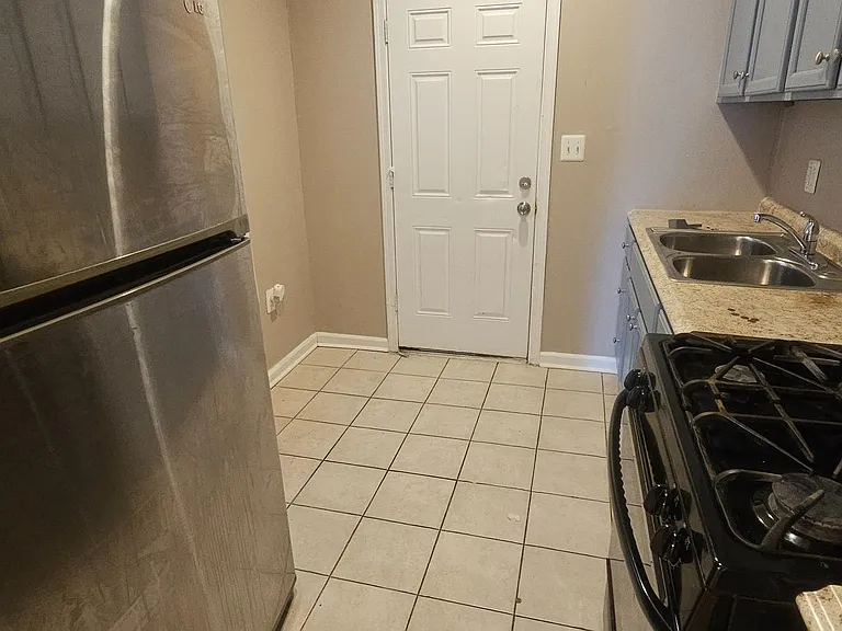 2548 Oswego Ave — Photo 7