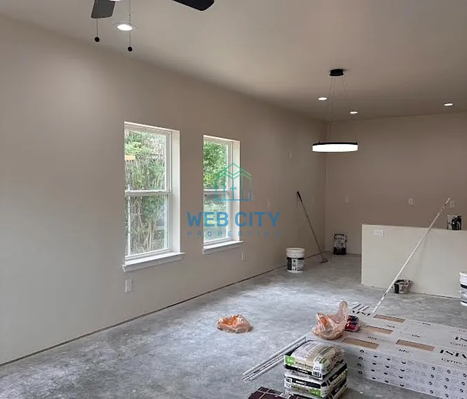 4718 Zealand St — Photo 2