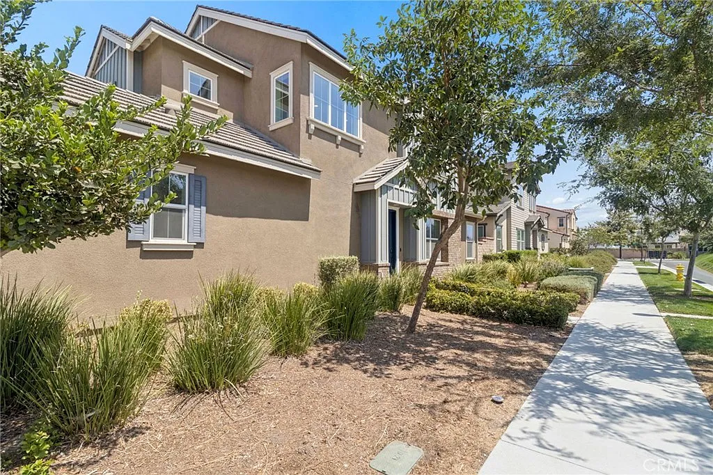 4 bed, 2158 sqft, $3,550 — Photo 3