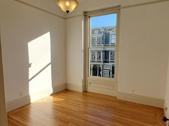 4th image of 996 Oak St