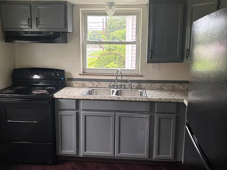6481 Betts Ave — Photo 4