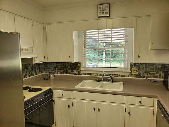 4th image of 123 Hillcrest Ln