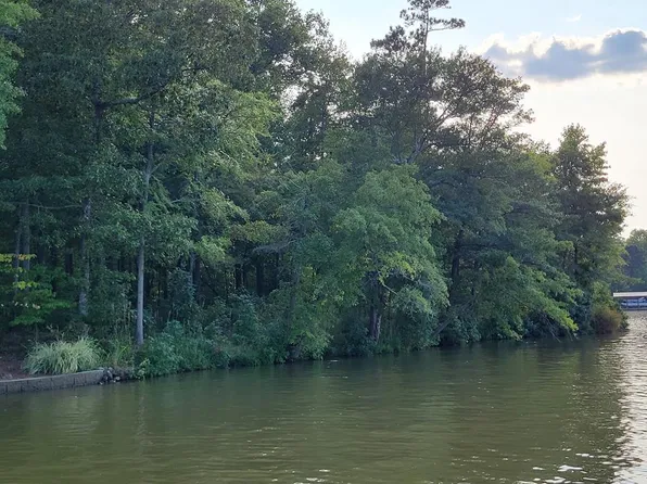 896 Eagles Harbor Dr, Hodges, SC 29653