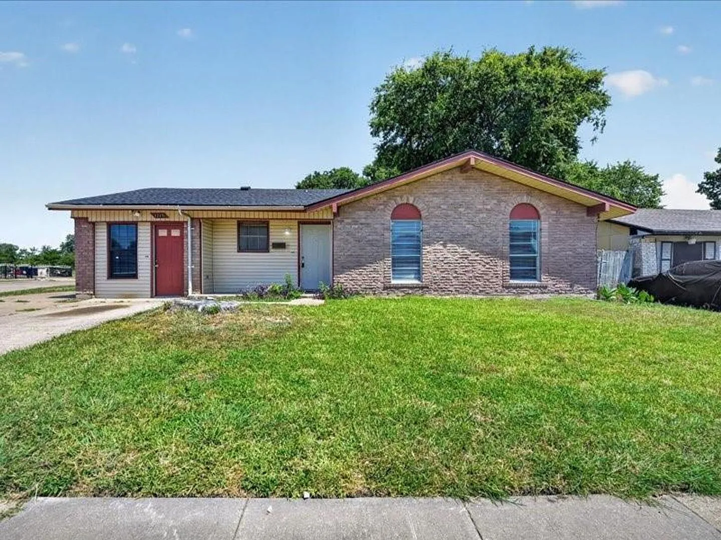 3 Bedrooms, 1 Bathroom, Den with Separate Entry — Photo 1