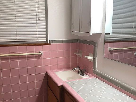 2nd image of 925 Miramar Pl