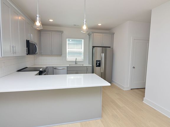 5th image of 550 Markham St Unit 18