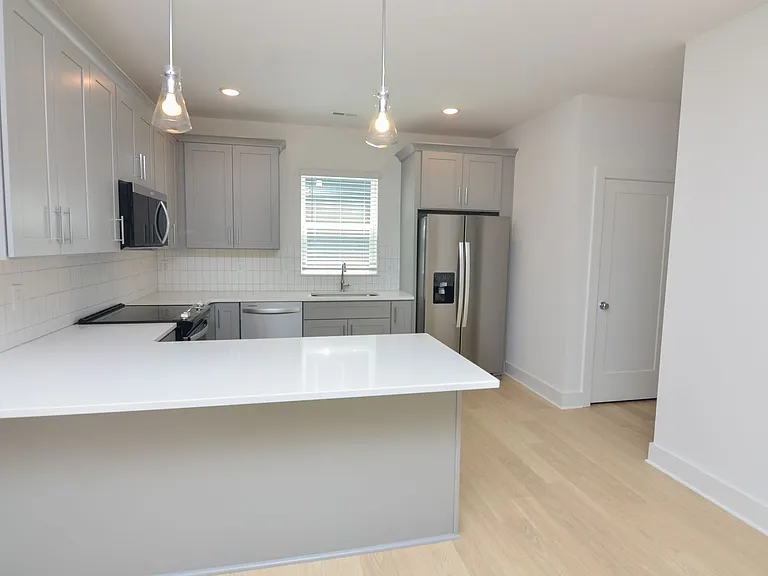 550 Markham St #18 — Photo 5