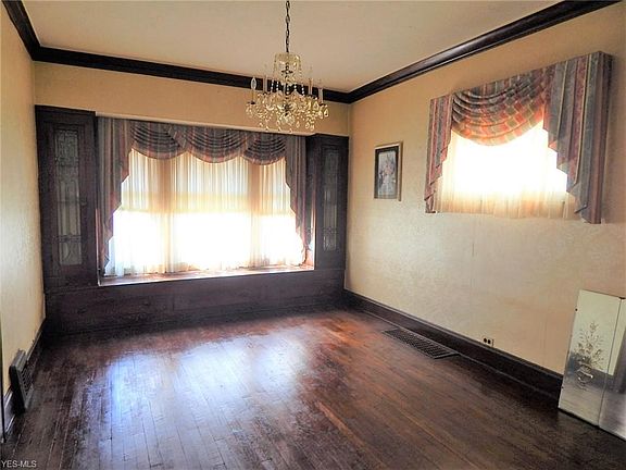 5th image of 10605 Bernard Ave