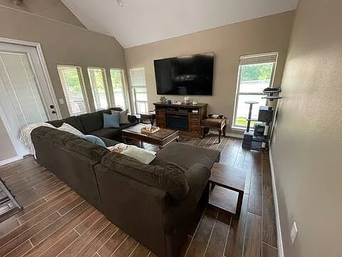 Elkhorn Dr — Photo 2