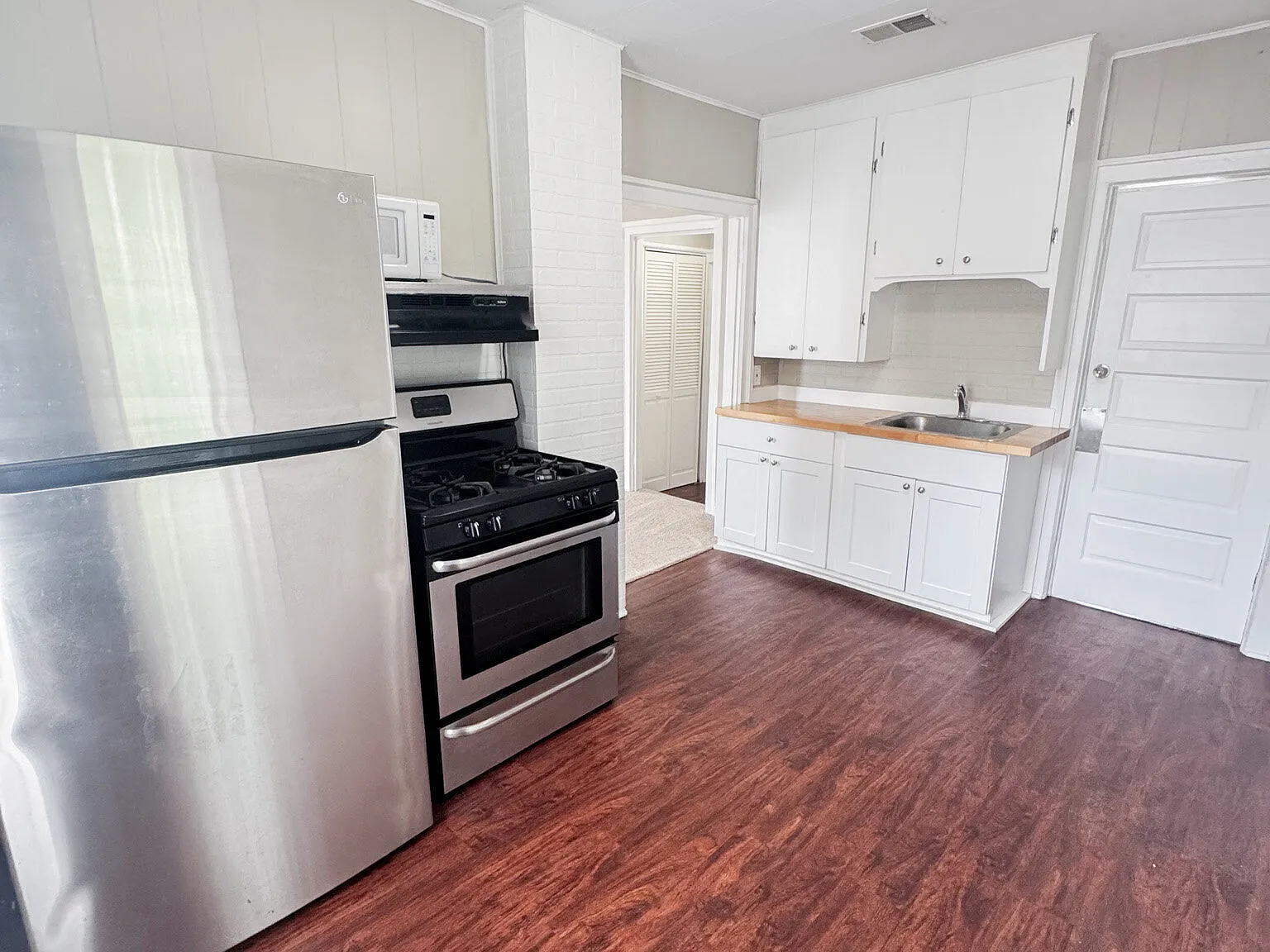 Upgraded 2 Bed / 1 Bath — Photo 4