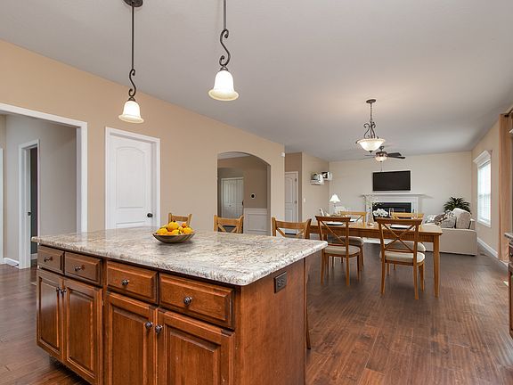 5th image of 3205 W Saddle Creek Dr