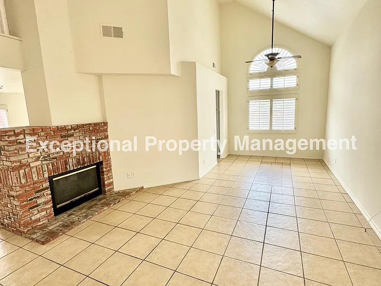 16202 Trailwinds Dr — Photo 2