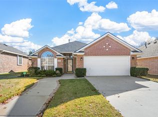 321 Chantilly Ct, Hurst, TX 76054