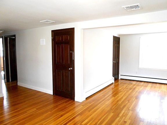 4th image of 129 Knollwood Ave