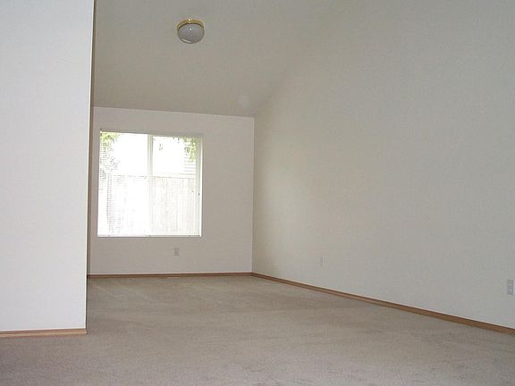 4th image of 4025 Stikes Dr SE