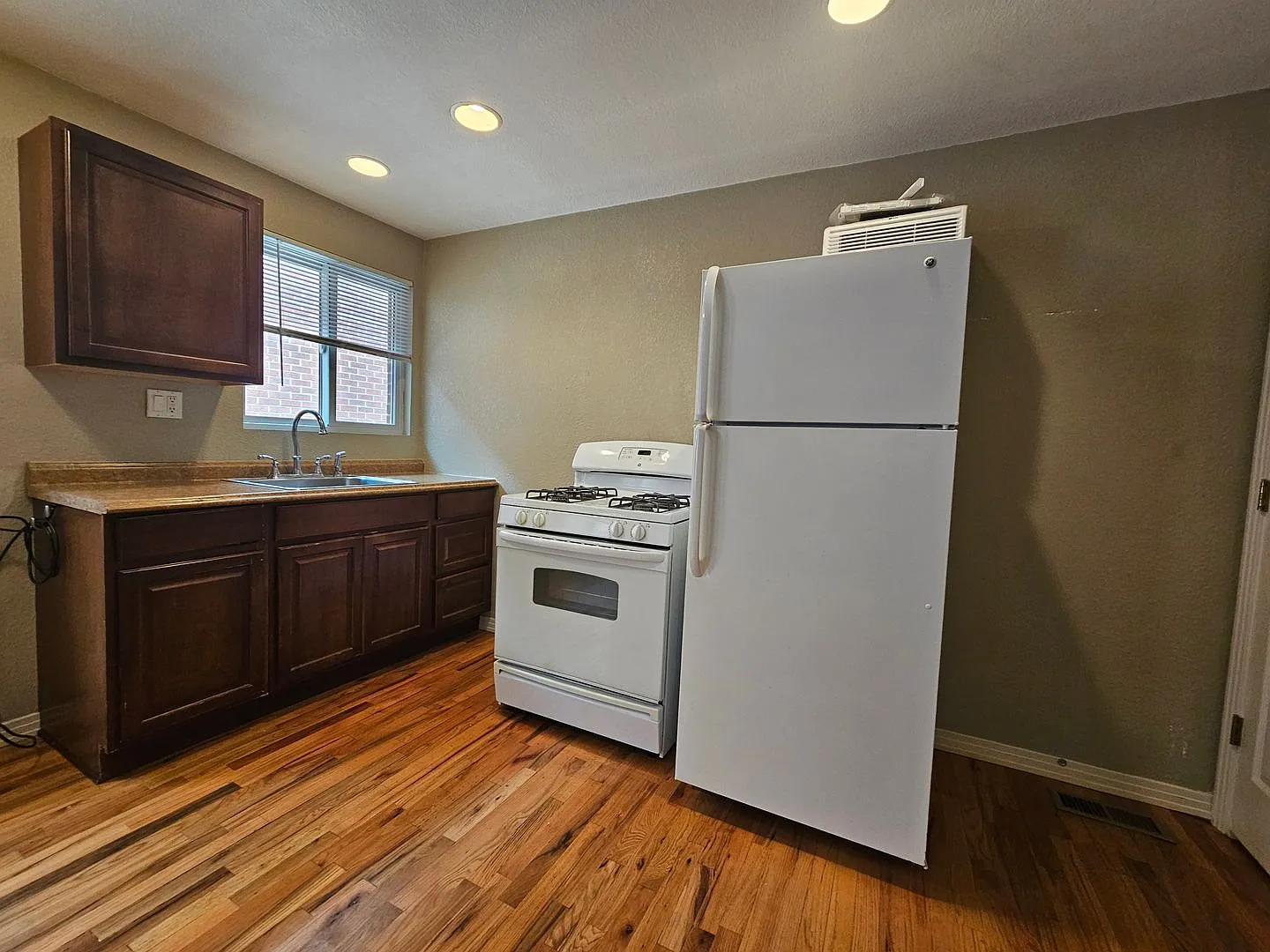 Highlands/Stadium Area Great Sized 1 Bedroom with Beautiful Hardwood Floors, Reserved Parking, Ex... — Photo 4