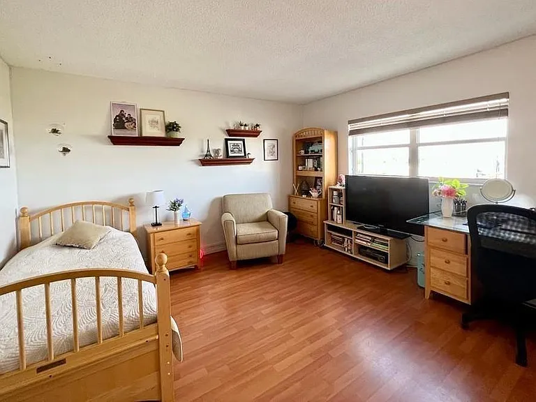 800 NE 195th St #605 — Photo 34