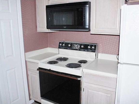 5th image of 212 Crown Oaks Way