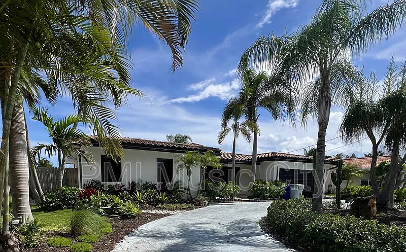 2 bed, 2.0 bath, 1715 sqft, $7,900 — Photo 3