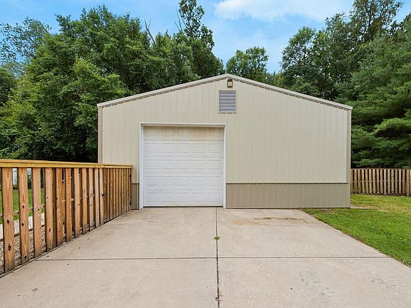 3rd image of 801 W Berry Ave