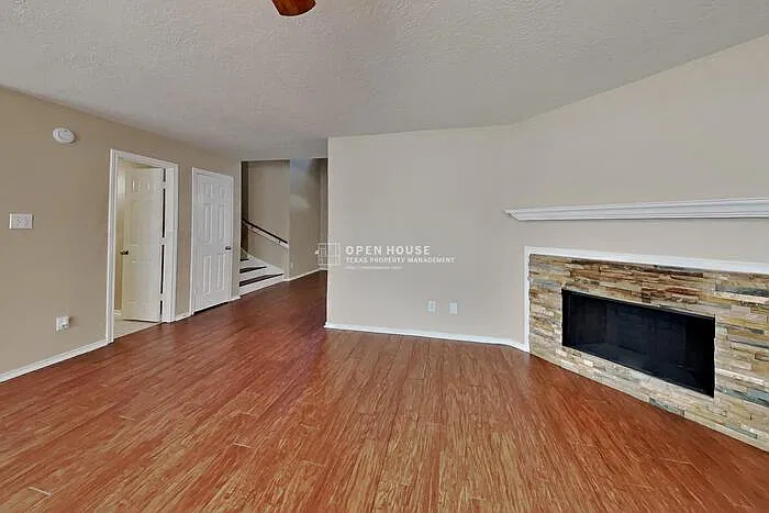 4 bed, 2.5 bath, 2445 sqft, $2,350 — Photo 4