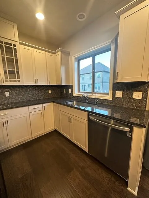 4 bed, 3.5 bath, 3000 sqft, $4,700 — Photo 3