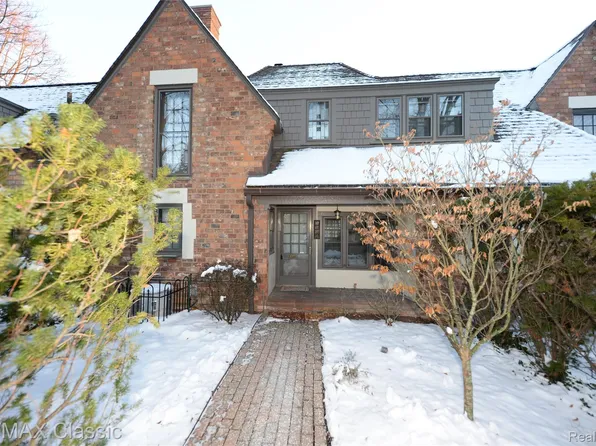 1060 Wimbleton Dr, Birmingham, MI 48009