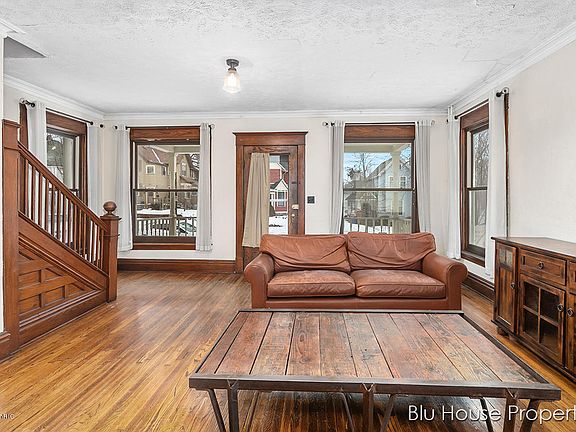 3rd image of 622 Crescent St NE