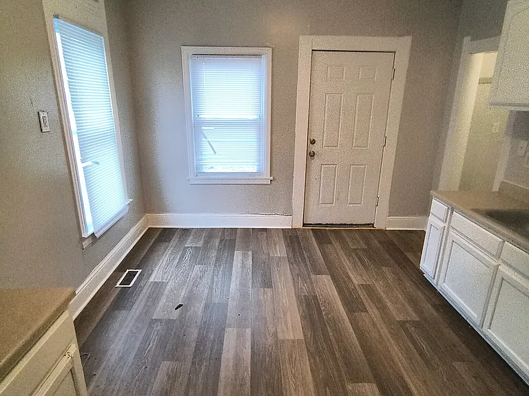 1407 Colton St — Photo 8