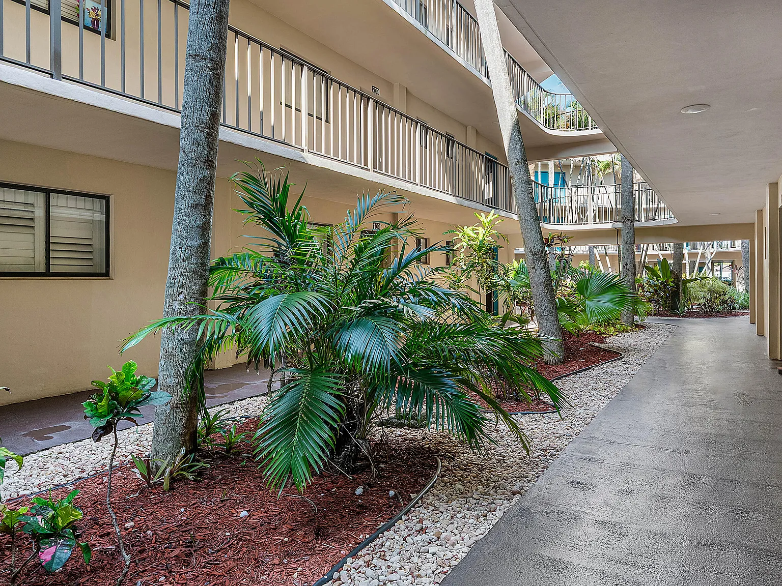 2 bed, 2.0 bath, 930 sqft, $2,400 — Photo 2
