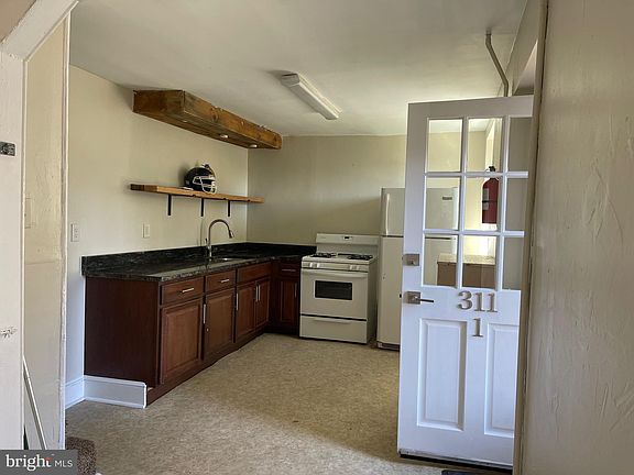 4th image of 311 Main St APT 1