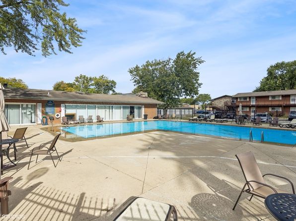 1915 Whitechapel Dr APT 1A, Mount Prospect, IL 60056