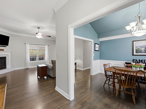 5th image of 3032 Woodfield Cir