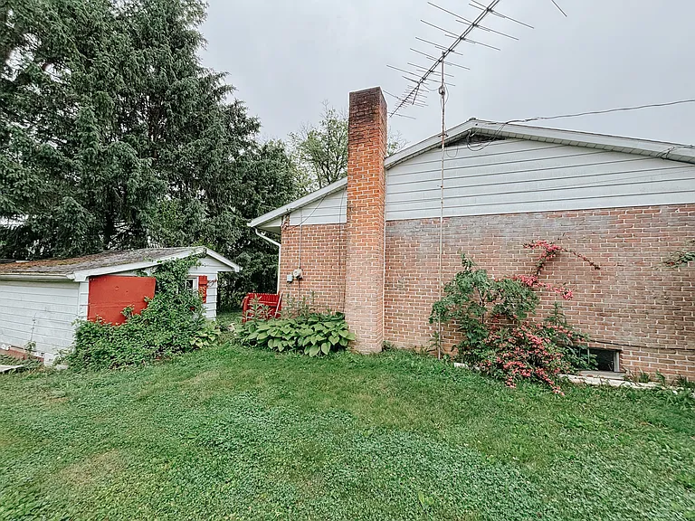 233 Hershey Dr — Photo 4