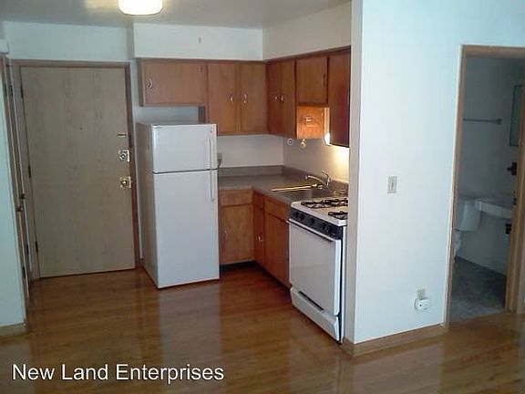 3rd image of 1935 N Oakland Ave APT 02