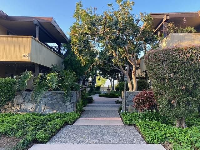 1st image of 6 Cliff Dr #6