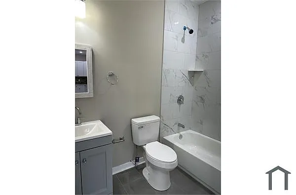 Building Photo - 5320 Vine St #2